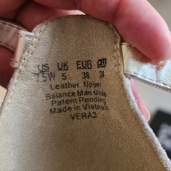 Stunning Naturalizer 7.5W Formal Sandals - Picture 3 of 5